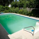 comment-eliminer-algues-verte-piscine