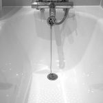 Comment bien faire un joint d'étanchéité pour sa baignoire ?
