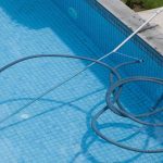 Comment bien nettoyer et entretenir les margelles de piscine en pierre ?