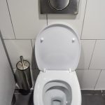 Comment réparer des toilettes qui bougent ?