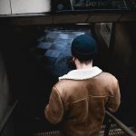 Avec quel vêtement peut-on accorder une veste à carreau marron ?