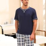 homme qui porte pyjama de luxe