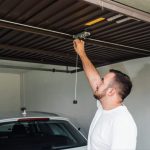 choisir une porte isolante entre le garage et la maison