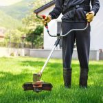 Pourquoi ma débroussailleuse s'étouffe : les solutions efficaces