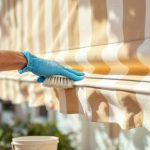 découvrez des conseils pratiques et faciles pour nettoyer efficacement votre store banne et lui redonner toute sa beauté.