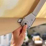 découvrez comment ajuster facilement l'inclinaison de votre store banne pour optimiser l'ombre et protéger votre espace extérieur.